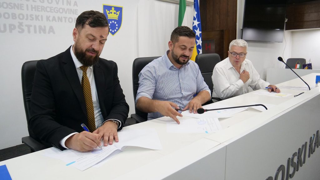 Ministar Mušija potpisao ugovore s općinama Maglaj i Vareš: 275.190,00 KM za izgradnju sportske dvorane i sportskog igrališta