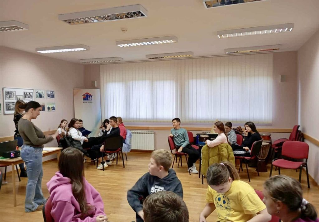 „Biraj prijateljstvo, ne nasilje“, radionica u organizaciji Male škole okupila vareške osnovce