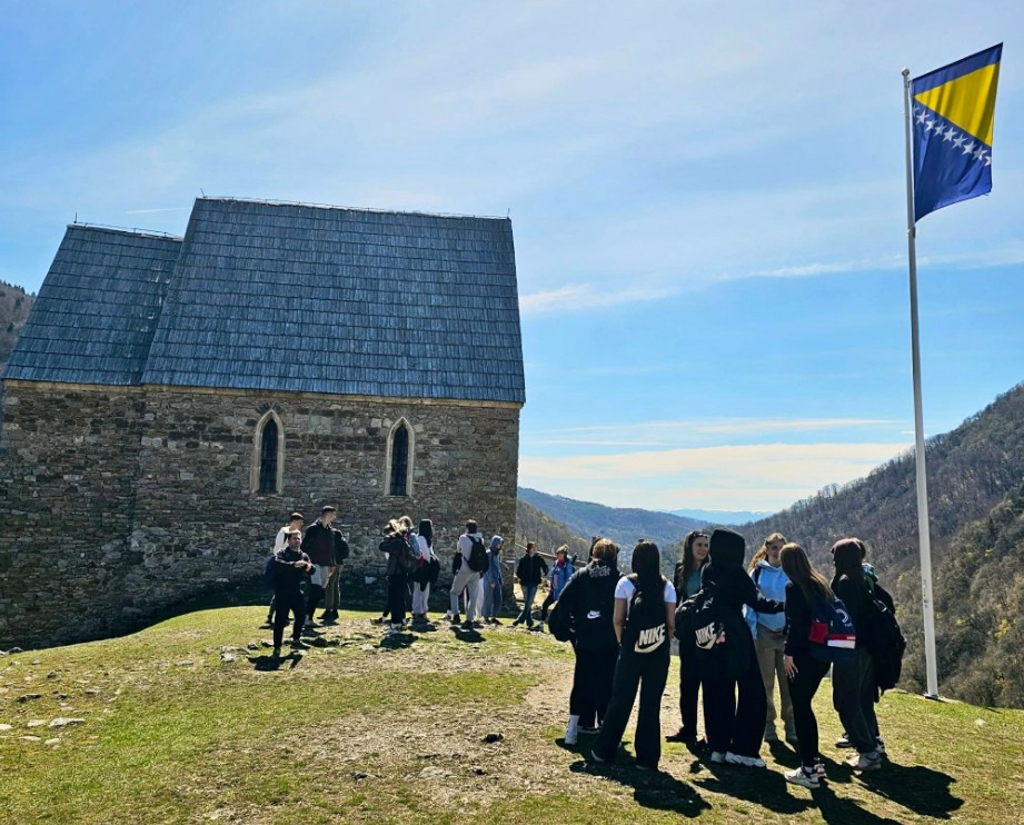 Učenici Pete gimnazije Sarajevo pohodili Bobovac: Spoj prirode i historije