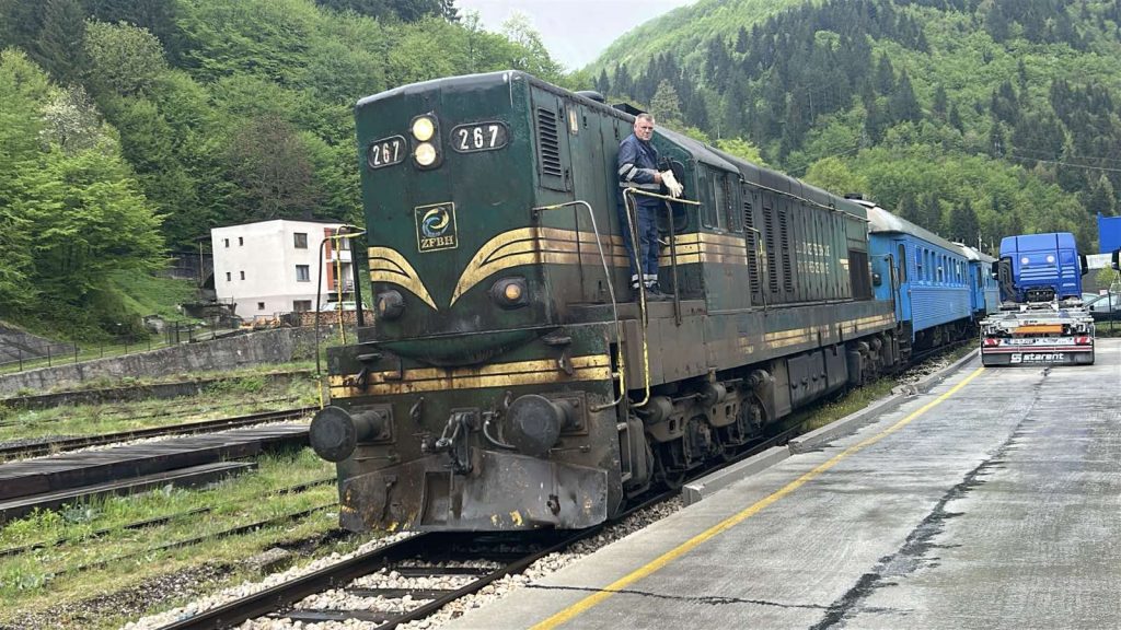 (VIDEO) Turistički voz ponovo doveo goste u Vareš: Ljubitelji željeznice iz četiri države uživali u turi