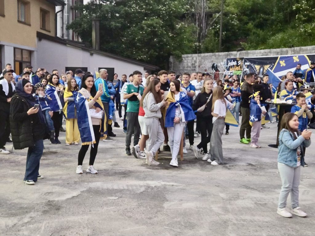 Fan zona Vareš uspješno otvorena: BiH remizirala sa Kanadom, navijači ispunili Zmajevo gnijezdo