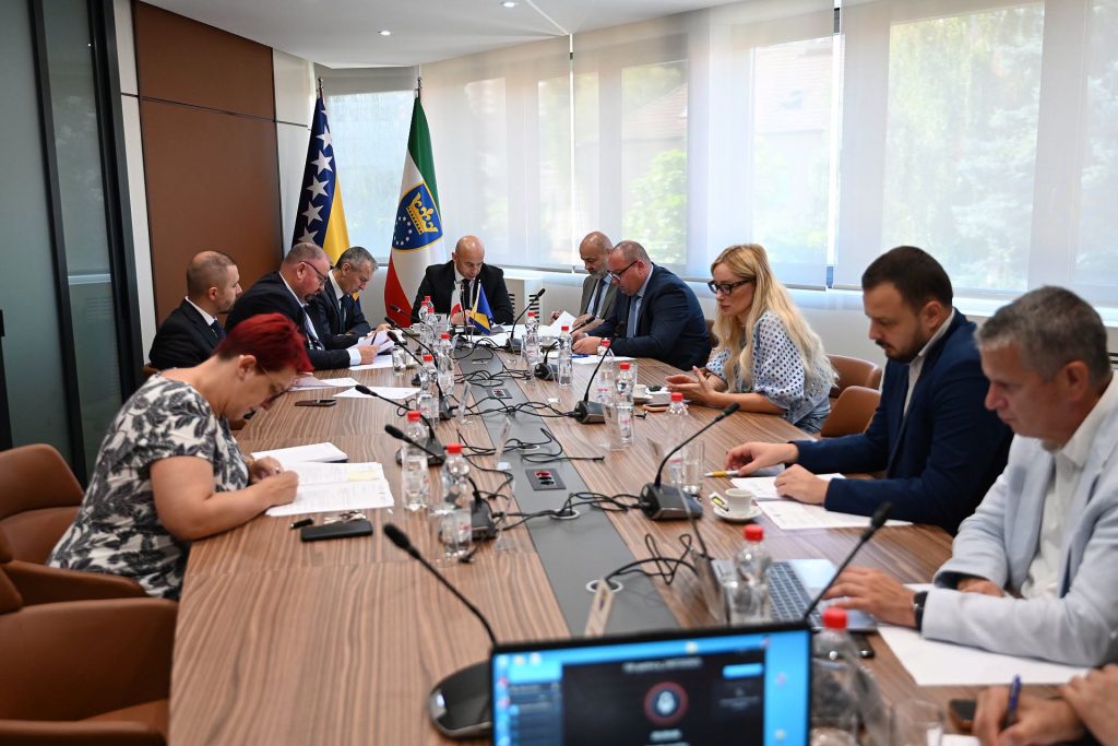 Vlada ZDK: Novi konkurs za 105 policajaca, regres od 853 KM i ulaganja u škole