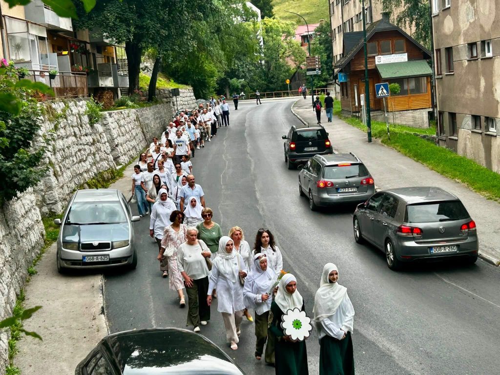 Mirnom šetnjom „Vareš za Srebrenicu“ odata počast žrtvama genocida