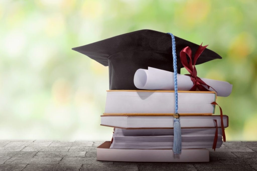 Studentima u ZDK isplaćene stipendije: Više od 1.300 mladih dobilo po 1.050 KM