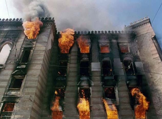 Na današnji dan: Granatirana i zapaljena Vijećnica, u plamenu nestalo oko dva miliona knjiga i dokumenata
