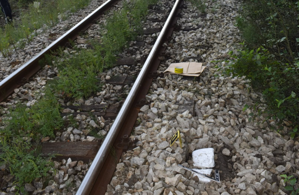 Zahvaljujući dojavi građana: Policija pronašla dva kilograma opojne droge pored željezničke pruge u Lašvi