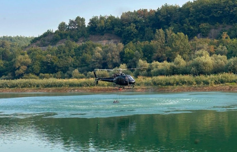 Helikopter ZDK gasio šumski požar kod Kaknja: Izbačeno više od 10.000 litara vode