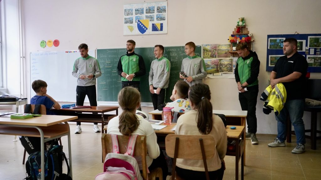 Prvotimci NK Vareš podijelili ulaznice učenicima za spektakl protiv Sarajeva