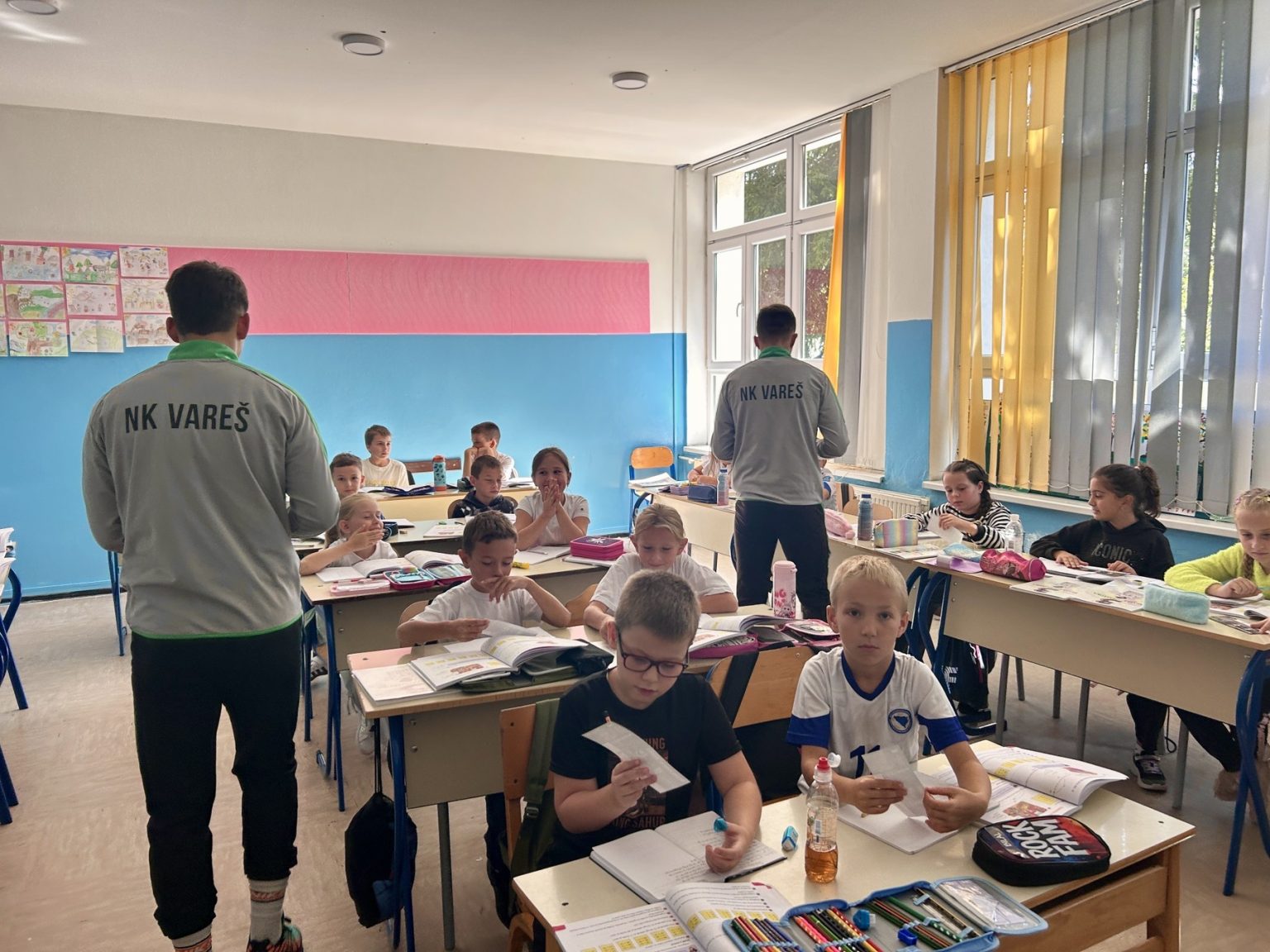 Prvotimci NK Vareš podijelili ulaznice učenicima u Dabravinama i Župči
