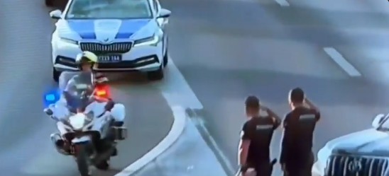 Pripadnici srbijanske policije salutirali koloni koja je prevozila tijelo ratnog zločinca Ratka Mladića