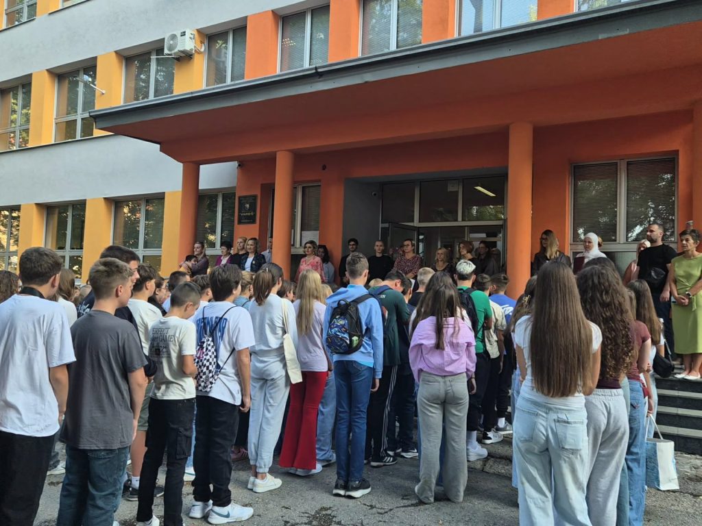(FOTO/VIDEO) Nova školska godina počela i u JU OŠ „Vareš“: Učenike dočekali učitelji i nastavnici